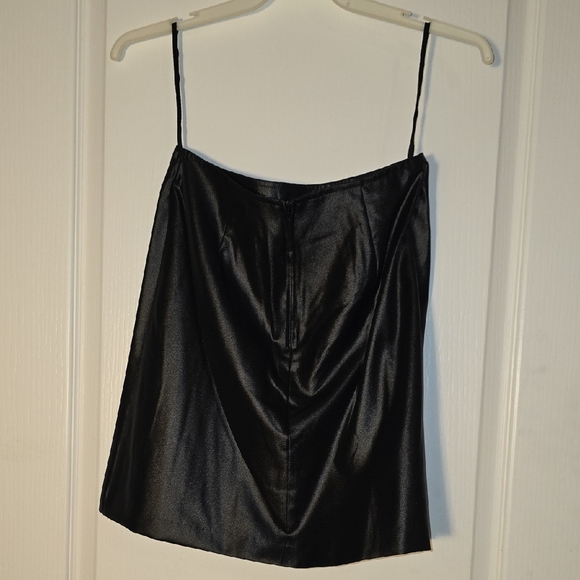 Elegant Black Mini Skirt Zipper In Back And Small Slit In Front - Picture 3 of 4